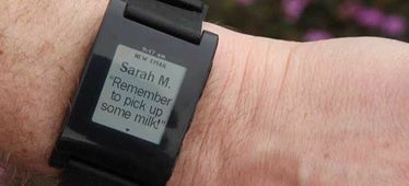 Pebble, un reloj de pulsera con tinta electrónica que se conecta a nuestro smartphone